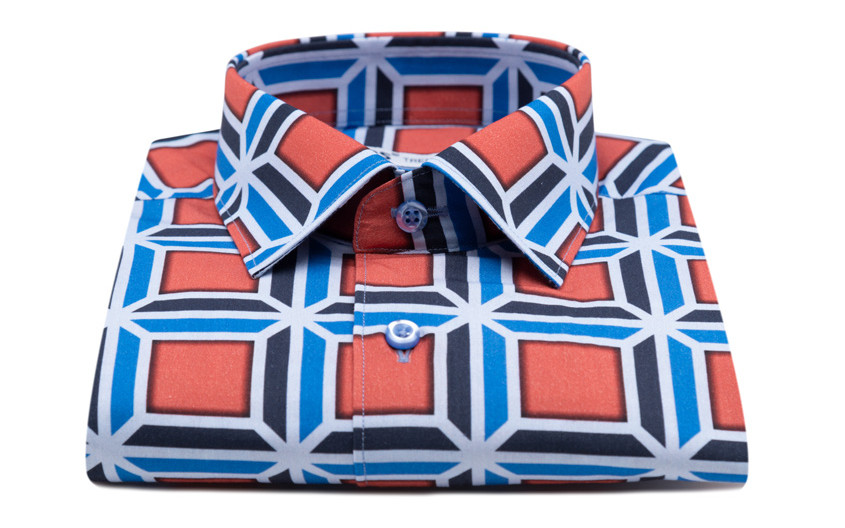 Chemise brune à carreaux...