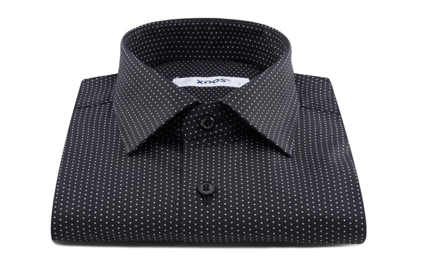 Chemise noire à motifs...