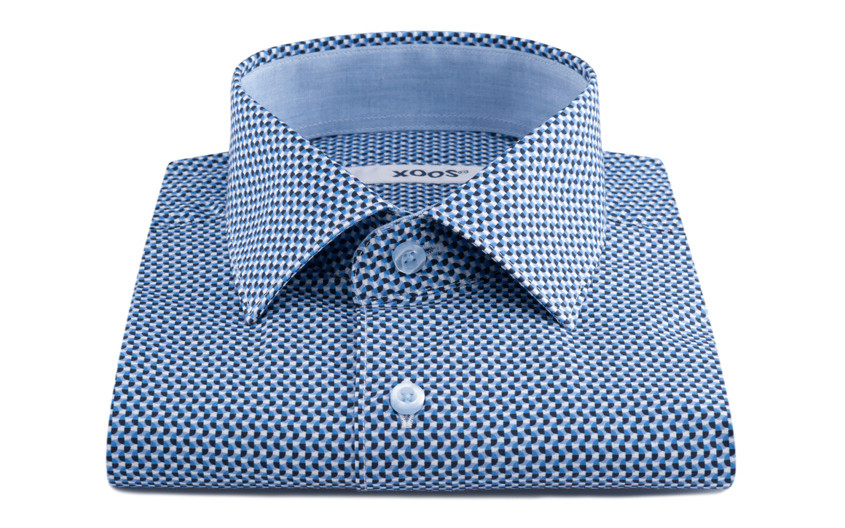 Chemise bleue à motifs...