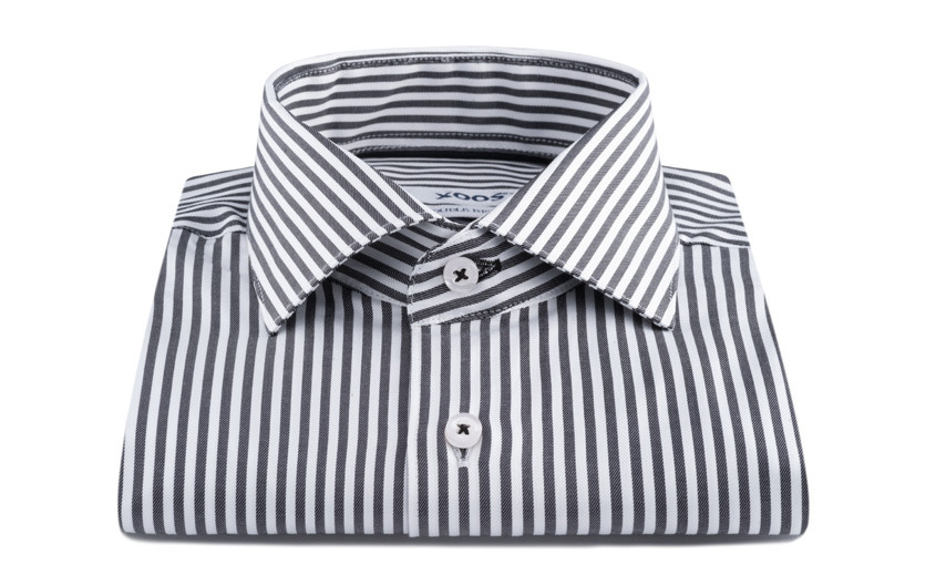 Chemise à rayures noires...